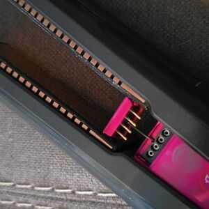 Dyson Corrale™ straightener 4 pin Flight-ready tag (Fuchsia)